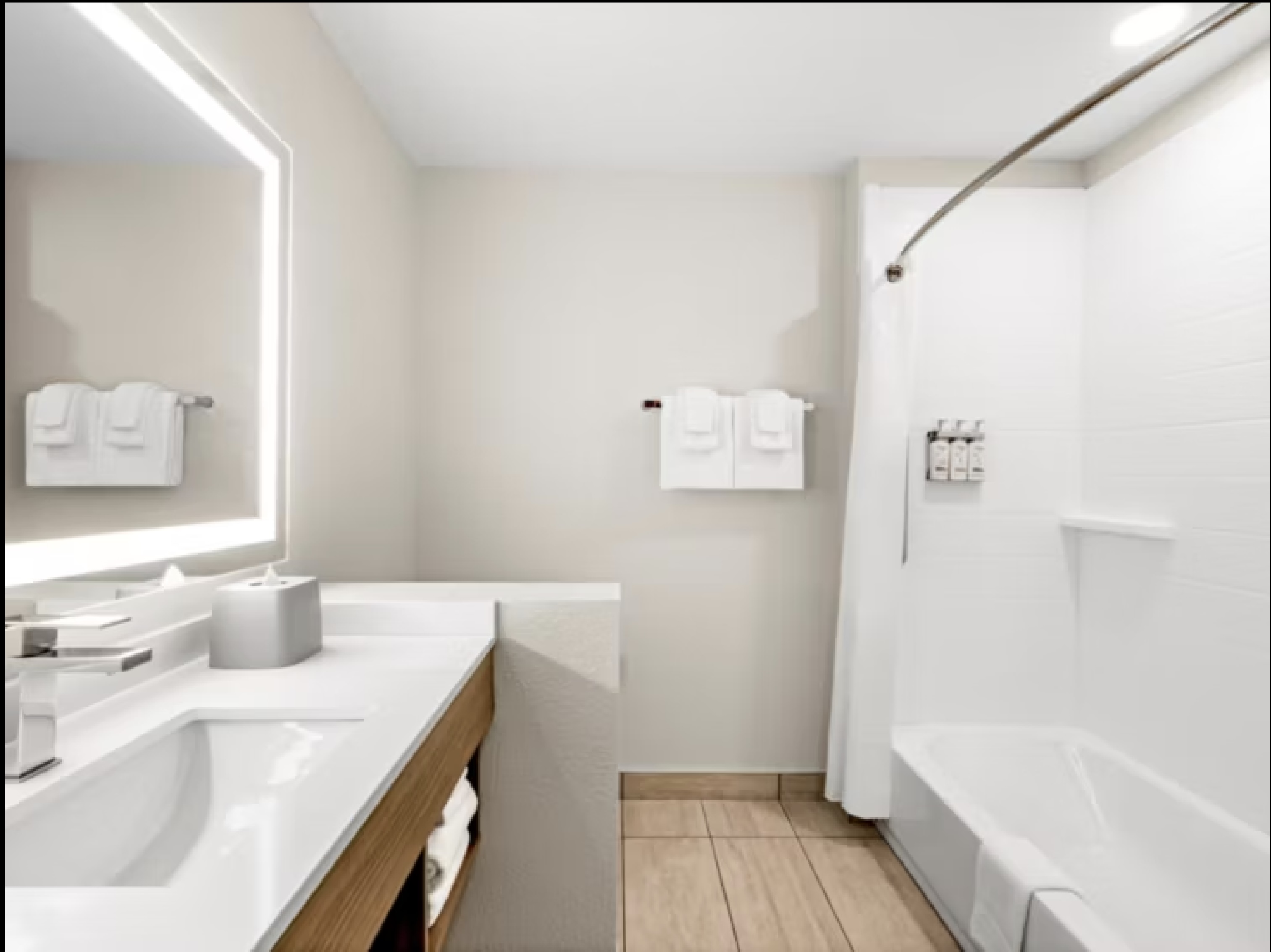 Holiday Inn Express — Bathroom