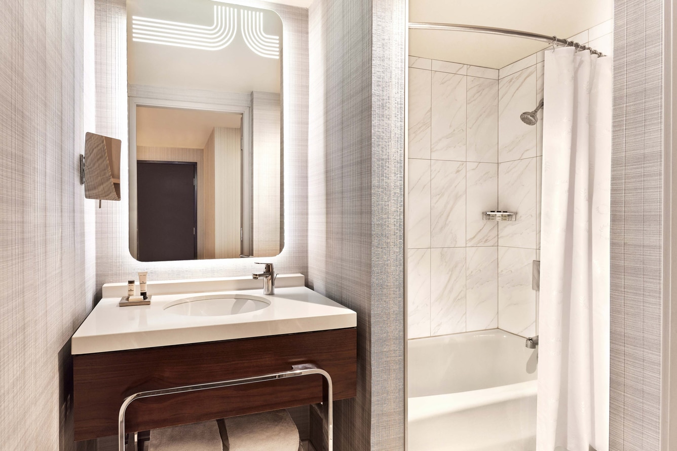Sheraton LAX — Guest Bathroom